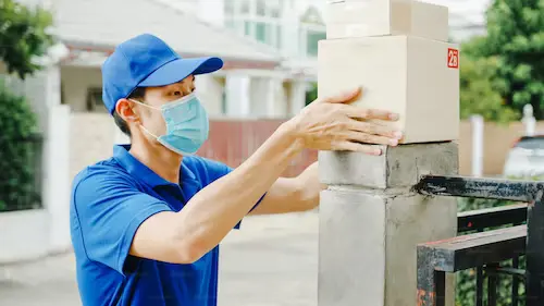 মাস্ক পরা ছেলেদের পিক